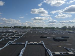 Grote werf met zonnepanelen MijnEPB Mega installatie zonnepark