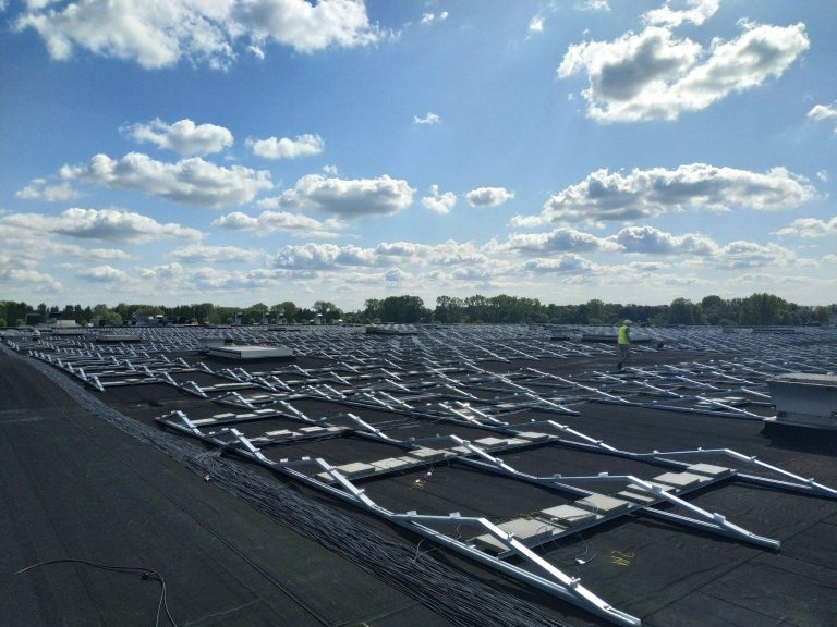 Zonnepark: Grote werf met zonnepanelen